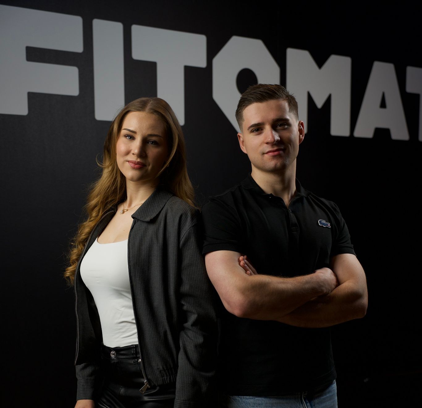 Das Team hinter FITOMAT Zörbig vor dem FITOMAT Schriftzug